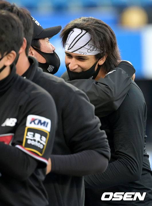 [OSEN=대구, 조은정 기자] KT가 삼성을 꺾고 창단 첫 한국시리즈 직행 티켓을 거머쥐었다.KT는 31일 대구삼성라이온즈파크에서 열린 타이브레이커에서 선발 윌리엄 쿠에바스의 역투를 앞세워 1-0 완승을 장식했다. 기울어진 운동장이라 표현할 만큼 KT에 불리한 요소가 많았으나 보란듯이 마법을 선보였다. 반면 삼성은 선발 원태인의 6이닝 비자책 혼신의 투구에도 고배를 마셔야 했다.경기 종료 후 KT 이강철 감독이 쿠에바스와 포옹하고 있다. 2021.10.31 /cej@osen.co.kr