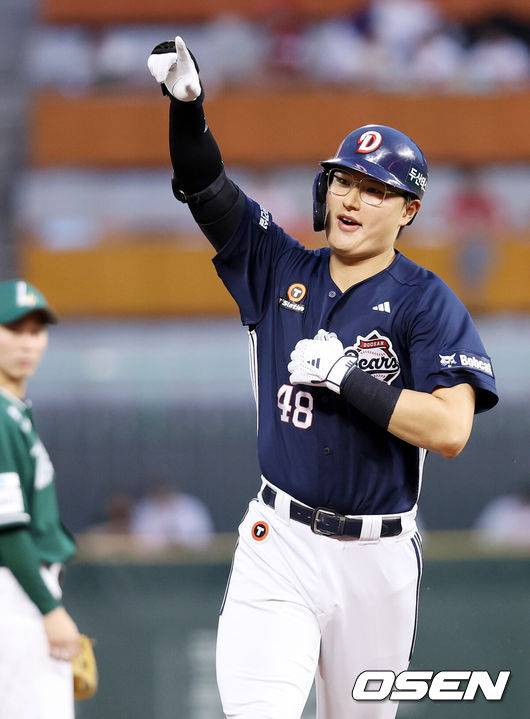 [OSEN=인천, 민경훈 기자] 19일 인천 SSG랜더스필드에서 ‘2025 신한 SOL Bank KBO리그’ SSG 랜더스와 두산 베어스의 경기가 열렸다.SSG는 드류 앤더슨, 두산은 콜어빈은 선발로 내세웠다.5회초 1사 두산 김동준이 우월 솔로 홈런을 때린 후 기뻐하고 있다. 2025.07.19 /rumi@osen.co.kr