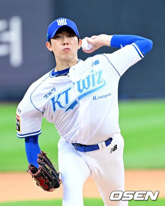 [OSEN=수원, 최규한 기자] 18일 수원 KT위즈파크에서 ‘2025 신한 SOL Bank KBO리그’ KT 위즈와 한화 이글스의 경기가 열렸다.홈팀 KT는 오원석, 방문팀 한화는 코디 폰세를 선발로 내세웠다.1회초 KT 선발 오원석이 힘차게 공을 뿌리고 있다. 2025.07.18 / dreamer@osen.co.kr