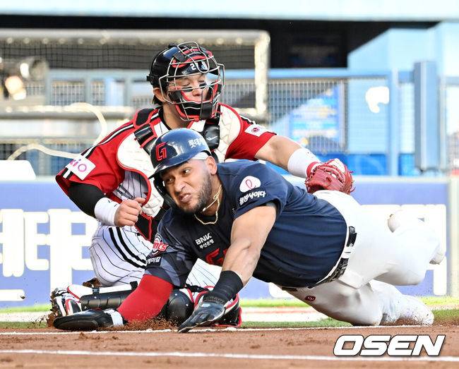 [OSEN=잠실, 민경훈 기자] 20일 오후 서울 잠실구장에서 ‘2025 신한 SOL BANK KBO리그’ LG 트윈스와 롯데 자이언츠의 경기가 열렸다.이날 경기에서 LG는 임찬규를, 롯데는 이민석을 선발투수로 내세웠다.1회초 2사 2루 롯데 윤동희의 우익수 앞 안타 때 홈으로 몸을 날린 레이예스가 LG 박동원에게 태그 당하고 있다. 2025.07.20 / rumi@osen.co.kr