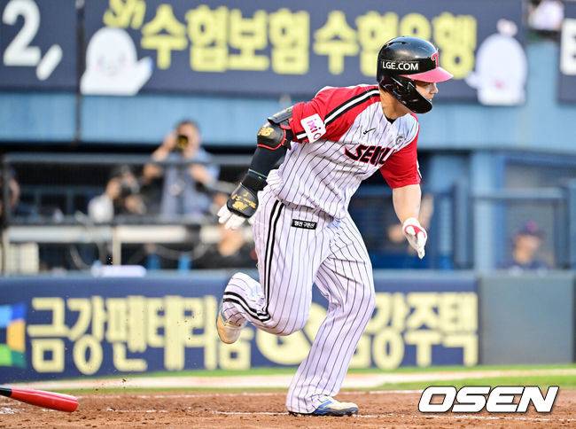 [OSEN=잠실, 민경훈 기자] 20일 오후 서울 잠실구장에서 ‘2025 신한 SOL BANK KBO리그’ LG 트윈스와 롯데 자이언츠의 경기가 열렸다.이날 경기에서 LG는 임찬규를, 롯데는 이민석을 선발투수로 내세웠다.5회말 2사 주자 3루 LG 문성주가 2루수 왼쪽 내야 역전 1타점 적시타를 때리고 있다. 2025.07.20 / rumi@osen.co.kr