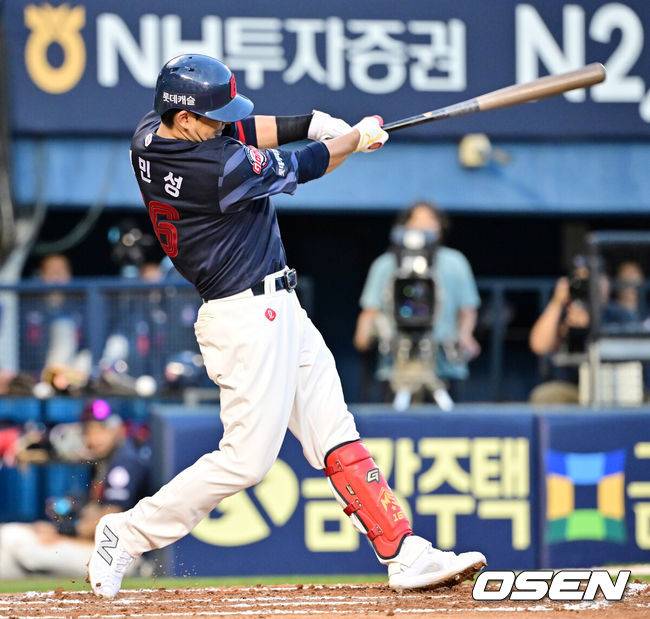 [OSEN=잠실, 민경훈 기자] 20일 오후 서울 잠실구장에서 ‘2025 신한 SOL BANK KBO리그’ LG 트윈스와 롯데 자이언츠의 경기가 열렸다.이날 경기에서 LG는 임찬규를, 롯데는 이민석을 선발투수로 내세웠다.6회초 2사 주자 1,3루 롯데 김민성이 중견수 앞 동점 1타점 적시타를 때리고 있다. 2025.07.20 / rumi@osen.co.kr