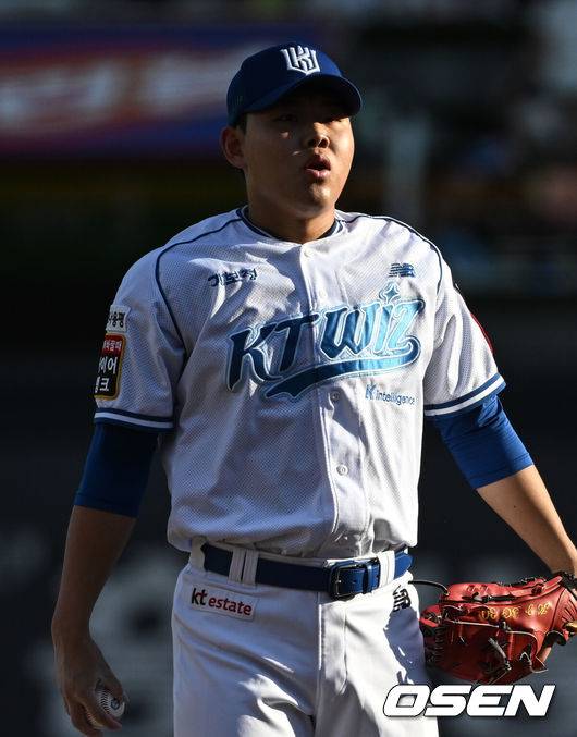 [OSEN=수원, 조은정 기자]20일 오후 수원 KT위즈파크에서 ‘2025 신한 SOL Bank KBO리그’ KT 위즈와 한화 이글스의 경기가 열렸다.홈팀 KT는 소형준, 방문팀 한화는 류현진을 선발로 내세웠다.1회초 KT 소형준이 피칭을 준비하고 있다. 2025.07.20 /cej@osen.co.kr