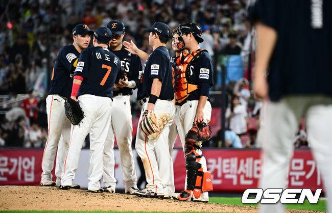 [OSEN=수원, 조은정 기자]3루를 가득 메운 이글스 팬들이 만루홈런을 외치자 진짜 만루홈런을 쳤다. 한화 야구가 미쳤다.프로야구 한화 이글스는 20일 수원KT위즈파크에서 열린 2025 신한 SOL뱅크 KBO리그 KT 위즈와의 시즌 11차전에서 10-0으로 승리했다.한화가 승리를 기뻐하고 있다. 2025.07.20 /cej@osen.co.kr