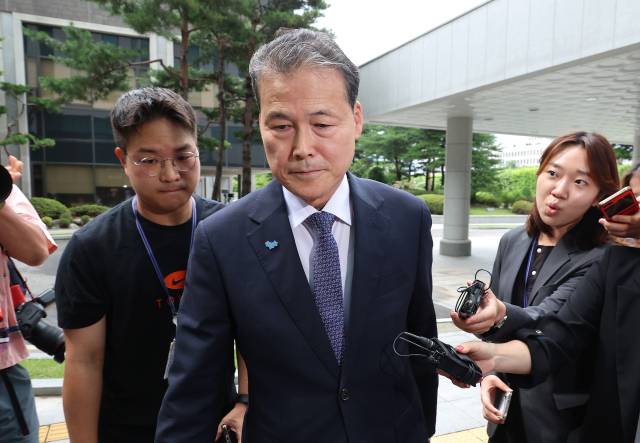 ▲김영호 통일부 장관이 20일 내란특검 사무실이 마련된 서울 서초구 서울고검에 조사를 받기 위해 출석하고 있다. ⓒ연합뉴스