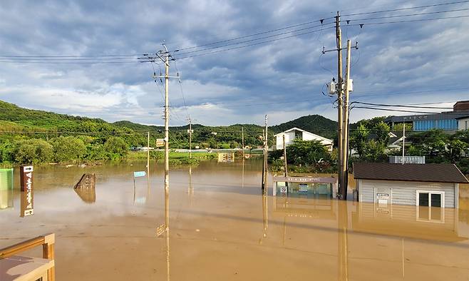 18일 전남 나주시 다시면 한 도로가 빗물에 잠겨 있다. 연합뉴스