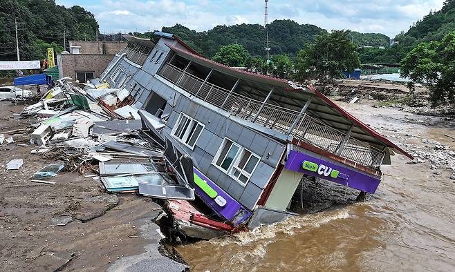 20일 경기 가평군 조종면의 한 편의점 건물이 집중호우에 무너져 내려 있다. 뉴스1