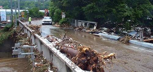 경기 가평군에서&nbsp;월류한 조종천&nbsp;대보교. 연합뉴스·한강홍수통제소 CCTV 캡처