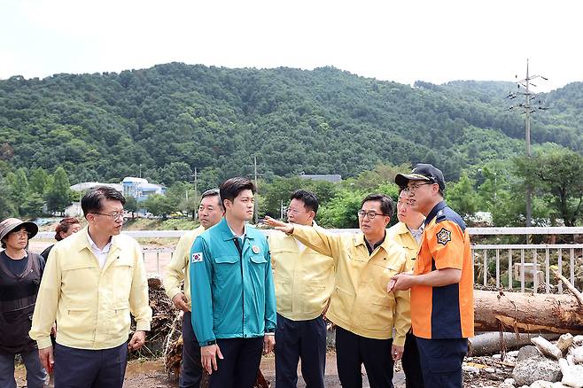 김동연 경기도지사(오른쪽 세 번째)가 경기 가평군 수해 지역을 찾아 지시하고 있다. 경기도 제공