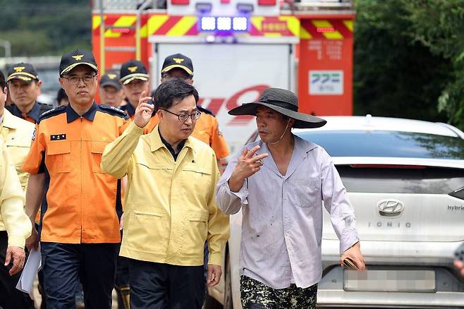 김동연 경기도지사(오른쪽 두 번째)가 경기 가평군 수해 지역을 방문해 주민 설명에 귀 기울이고 있다. 경기도 제공