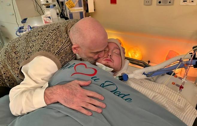 ‘잠자는 왕자’로 알려진 알 왈리드 빈 칼리드 빈 탈랄 알사우드(36) 사우디아라비아 왕자가 20년 혼수상태 끝에 19일(현지시간) 사망했다. 사진은 생전 고인과 아버지. 2024.12.31 엑스