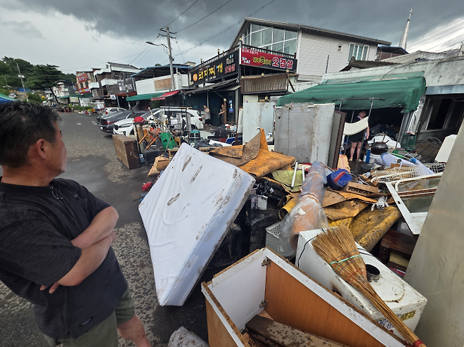 지난 19일 대구 북구 노곡동에서 침수 피해를 입은 한 주민이 빗물에 젖은 가재도구를 망연자실한 표정으로 바라보고 있다. 2025. 07. 20. 대구 민경석 기자