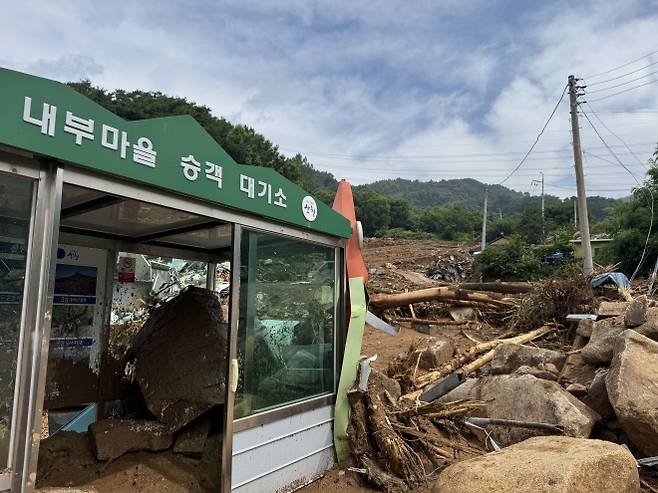 경남 산청군 산청읍 부리 내부마을. 와룡산 줄기에서 난 산사태가 마을을 덮치면서 3명이 숨졌다. 2025.7.20. 이창언 기자
