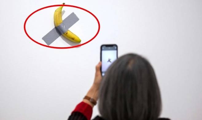 프랑스 파리의 유명 박물관에 전시돼 있는 620억 달러짜리 작품 ‘코미디언’. AFP 연합뉴스