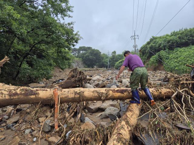 경남 산청군 산청읍 내부마을 이장 김광만 씨가 산사태로 마을회관 입구 등이 막힌 곳을 설명하고 있다. 박종완 기자