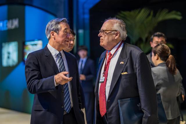 정몽준(왼쪽) 아산정책연구원 명예이사장이 에드윈 퓰러 헤리티지재단 창립자와 대화를 나누고 있다. 사진 제공=아산정책연구원