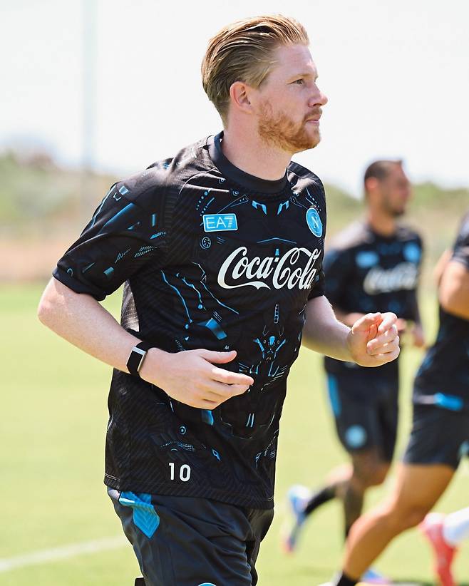 나폴리로 이적한 케빈 더브라위너는 2024~2025시즌 등번호로 11번을 달 예정이지만, 구단의 환영 의미로 훈련 중 디에고 마라도나의 번호였던 10번이 새겨진 유니폼을 착용하고 있다. 사진출처｜나폴리 페이스북