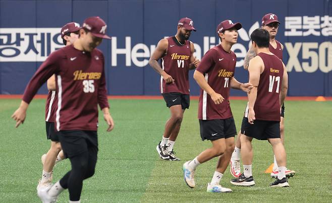 키움 선수들이 지난 15일 서울 구로구 고척스카이돔에서 설종진 감독대행 지휘로 훈련을 하고 있다. 연합뉴스