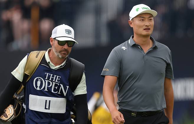 리하오퉁이 20일 영국 북아일랜드 로열포트러시GC에서 열린 제153회 디 오픈 3라운드 1번홀에서 티샷후 페어웨이로 걸어나가고 있다. 포트러시|마이크 프레이 이매진 이미지스 연합뉴스