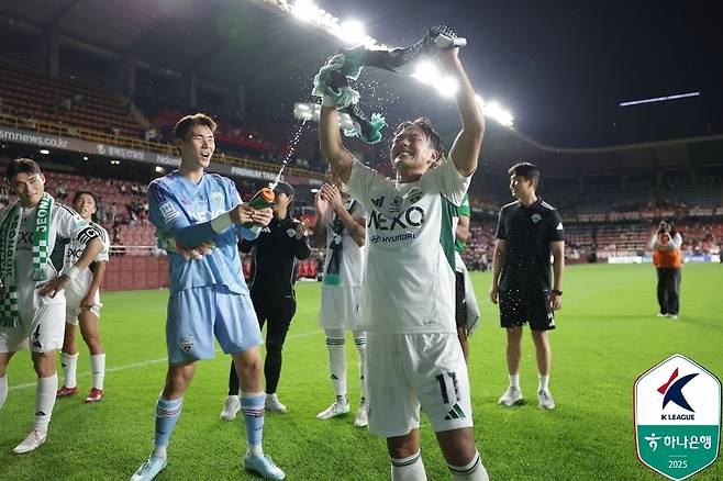 Jeonbuk Lee Seung-woo is being baptized by his teammate Song Bum-geun after winning the 3-2 reversal in the K-League 1 22 Round Pohang Steelers Expedition held in Pohang Steelyard on the 19th. Provided by Professional Football Federation