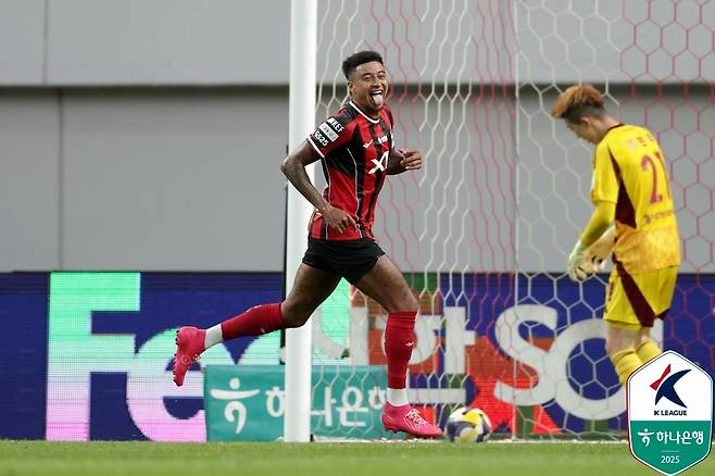 FC서울 제시 린가드의 골 세리머니(왼쪽) | 프로축구연맹 제공