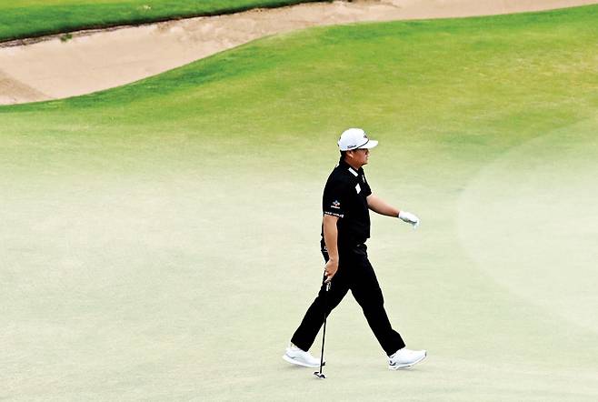임성재가 지난 17일(현지시각) 영국 북아일랜드 로열 포트러시GC에서 열린 디 오픈 1라운드에서 벙커 옆을 지나 이동하고 있다. 포트러시 | AFP연합