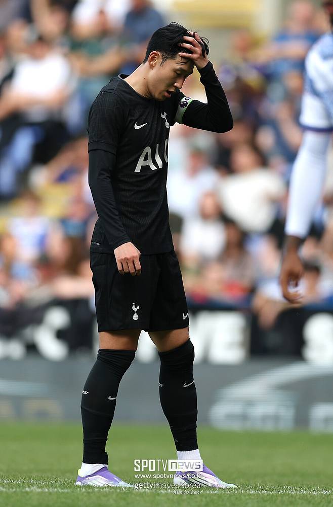 ▲ 최근 이적설이 한창인 손흥민이 프리시즌 첫 경기에서 다소 부진했다. 선발로 기용되지 않은 부분이 상징적으로 다가오는 가운데 후반에도 마음과 다른 몸상태로 인해 굳은 표정이 자주 보였다. 손흥민의 프리시즌 첫 경기는 다소 아쉬웠지만 토트넘은 2-0으로 이기며 프랭크 감독 체제를 출발했다.