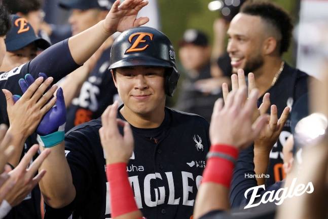 한화 노시환이 19일 수원 KT전 5회초 선두타자로 나와 결승 홈런을 때려낸 뒤 동료들과 기뻐하고 있다. /사진=한화 이글스 제공