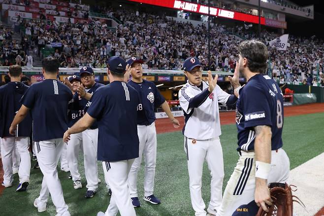조성환(오른쪽에서 두 번째) 두산 베어스 감독대행이 19일 인천 SSG 랜더스전에서 승리 후 선수들과 하이파이브를 하고 있다. /사진=두산 베어스 제공