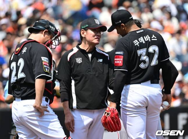 마운드에서 대화를 하고 있는 이강철 감독(가운데)과 윌리엄 쿠에바스.