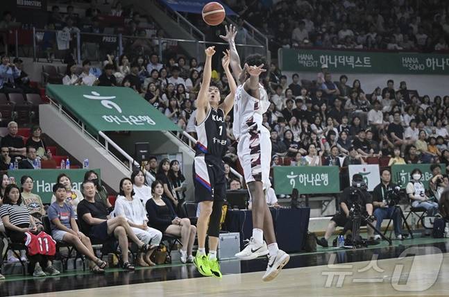 이현중(왼쪽)이 상대 수비를 앞에 두고 과감히 3점슛을 던지고 있다. /사진=뉴스1