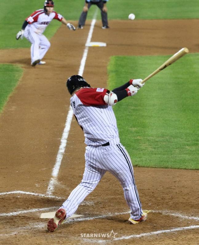 20일 8회말 문보경의 적시타 장면. /사진=김진경 대기자