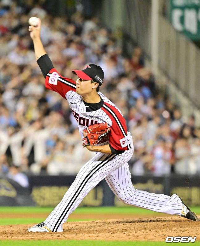 8회초 실점하지 않으며 승리 투수가 된 이정용.