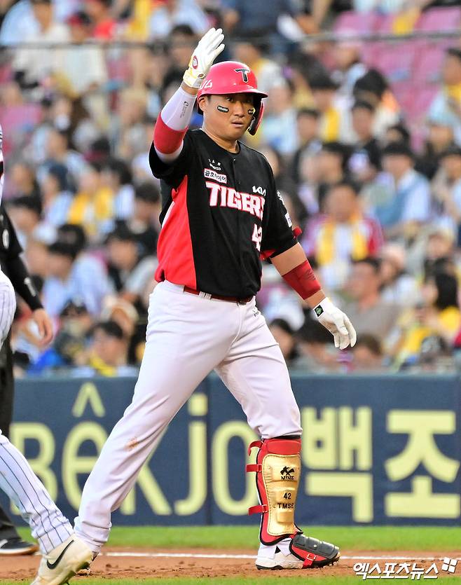 29일 오후 서울 송파구 잠실야구장에서 열린 '2025 신한 SOL Bank KBO리그' KIA 타이거즈와 LG 트윈스의 경기, 8회초 2사 3루 KIA 김태군이 1타점 적시타를 날리고 있다. 엑스포츠뉴스 DB