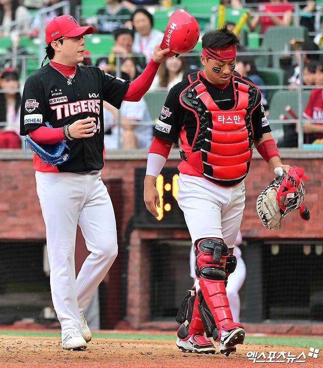 21일 오후 인천SSG랜더스필드에서 열린 '2025 신한 SOL Bank KBO리그' KIA 타이거즈와 SSG 랜더스의 경기, 4회말 수비를 마친 KIA 양현종과 김태군이 더그아웃으로 향하고 있다. 엑스포츠뉴스 DB