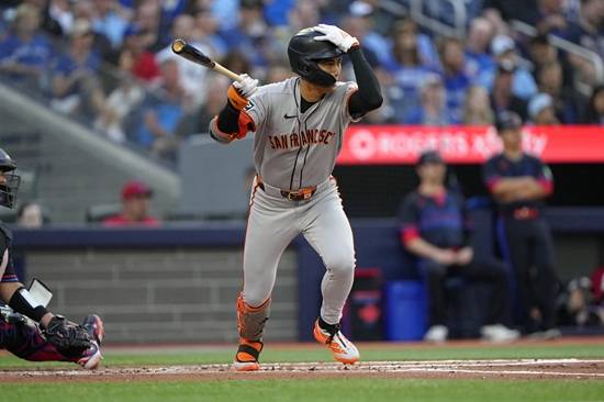 샌프란시스코 자이언츠 윌리 아다메스가 20일(한국시간) 캐나다 온타리오주 토론토 로저스 센터에서 열린 2025 메이저리그(MLB) 토론토 블루제이스와 원정경기 5회초 상대 선발 에릭 라우어의 퍼펙트 행진을 깨는 솔로홈런으로 선취점을 가져왔다. 연합뉴스