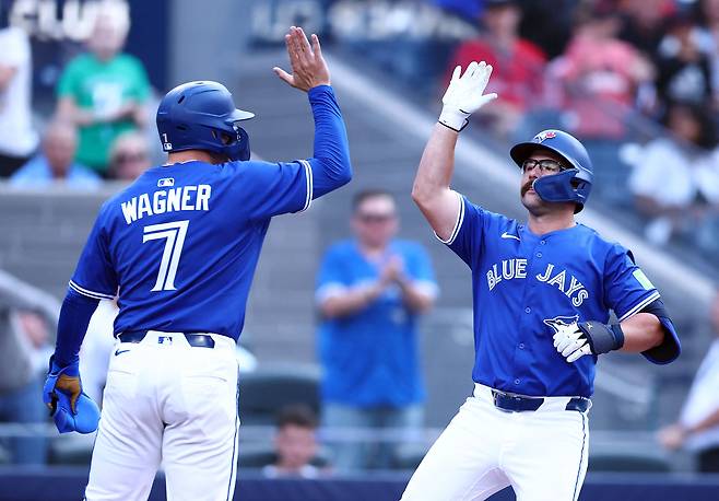 토론토 블루제이스 윌 와그너가 20일(한국시간) 캐나다 온타리오주 토론토 로저스 센터에서 열린 2025 메이저리그(MLB) 샌프란시스코 자이언츠와 홈경기 6회말 경기를 뒤집는 2타점 적시 2루타를 때려냈다. 연합뉴스
