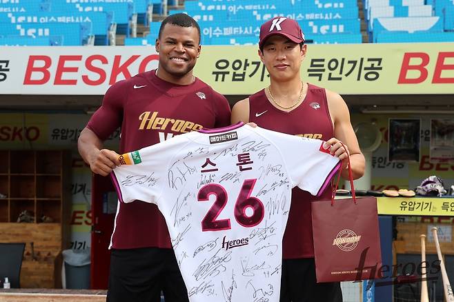 왼쪽부터 키움 히어로즈 스톤 개랫, 주장 송성문. 20일 대구 삼성라이온즈파크에서 팀을 떠나게 된 스톤의 송별 행사 후 기념촬영하고 있다. 키움 히어로즈