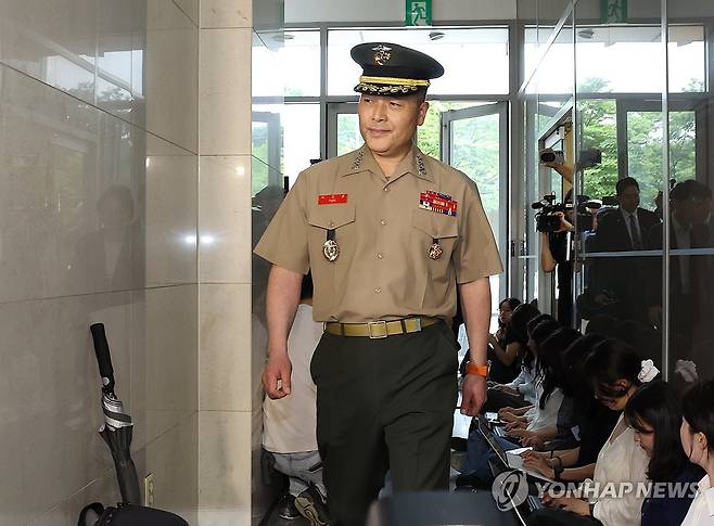 박정훈 대령, 순직해병특검 출석 (서울=연합뉴스) 서명곤 기자 = 채상병 사망 사건 초동조사 당시 수사외압을 폭로했던 박정훈 해병대 수사단장(대령)이 16일 서울 서초구 순직해병특검 사무실에 참고인 신분으로 출석하고 있다. 2025.7.16 seephoto@yna.co.kr
