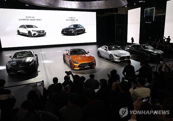 공개된 메르세데스-AMG GT (고양=연합뉴스) 김성민 기자 = 메르세데스-벤츠 코리아가 3일 경기 고양시 킨텍스에서 열린 '2025 서울모빌리티쇼' 미디어 데이 행사에서 메르세데스-AMG GT를 공개하고 있다. 2025.4.3 ksm7976@yna.co.kr