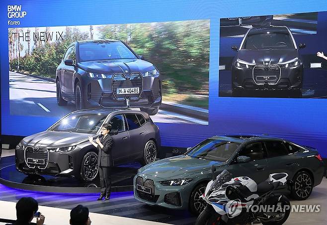'뉴 iX' 공개한 BMW그룹 코리아 (고양=연합뉴스) 김성민 기자 = BMW그룹 코리아가 3일 경기 고양시 킨텍스에서 열린 '2025 서울모빌리티쇼' 미디어 데이 행사에서 뉴 iX를 공개하고 있다. 2025.4.3 ksm7976@yna.co.kr