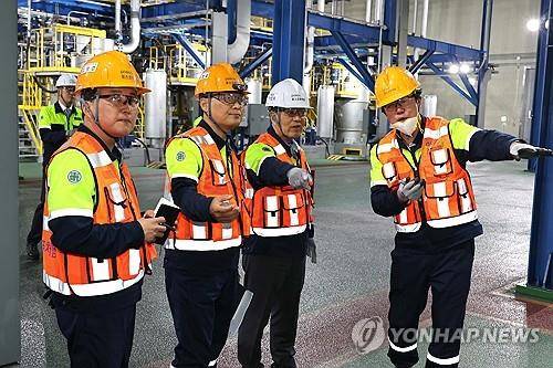 세종 음극재 공장을 둘러보는 장인화 포스코그룹 회장 [포스코홀딩스 제공. 재판매 및 DB 금지]