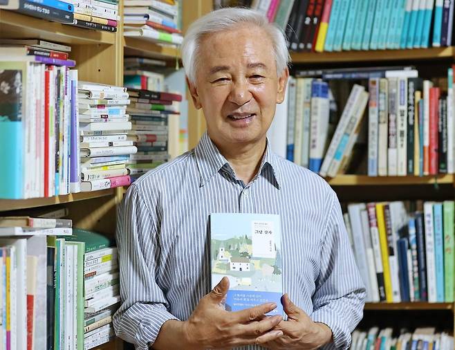 시집 출간한 김홍신 작가 (서울=연합뉴스) 이재희 기자 = 김홍신 작가가 지난 17일 서울 서초구 자택에서 연합뉴스와의 인터뷰에 앞서 최근 발간한 시집 '그냥 살자'를 들고 포즈를 취하고 있다. 2025.7.20 scape@yna.co.kr