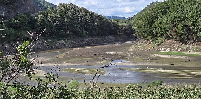 비가 왔지만, 물 유입량 많지 않은 오봉저수지  [촬영 유형재]