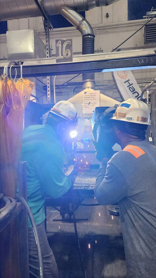 한화 필리조선소 트레이닝 아카데미에서 용접기술 배우는 견습생 (필라델피아=연합뉴스) 박성민 특파원 = 16일(현지시간) 미국 펜실베이니아주 필라델피아의 한화 필리조선소에서 강사(오른쪽)로부터 용접 실습을 하고 있는 견습생(왼쪽). 2025.7.16 min22@yna.co.kr