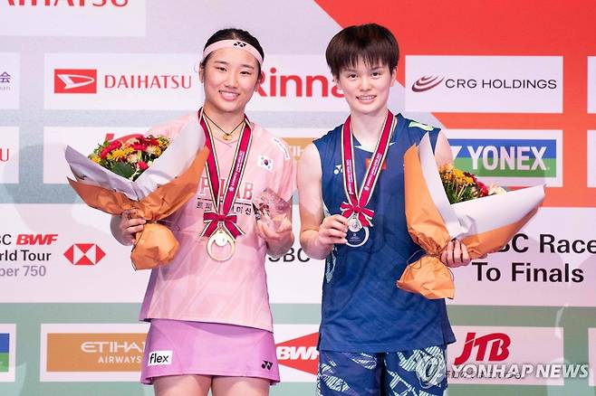 일본오픈 단식에서 우승한 안세영(왼쪽)과 왕즈이 [AFP=연합뉴스]