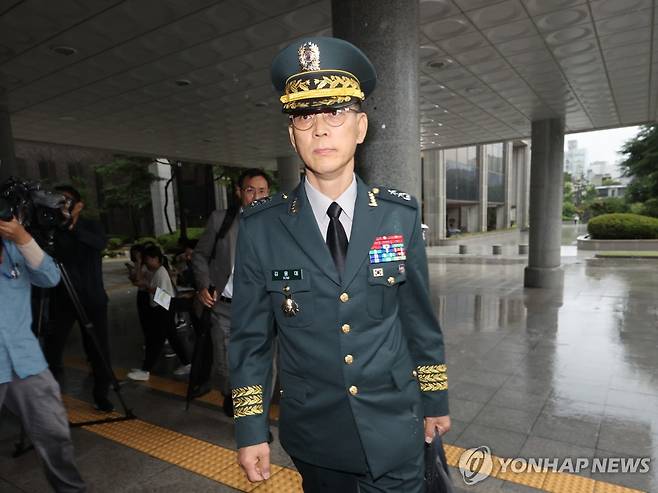 내란특검, 김용대 드론작전사령관 소환 (서울=연합뉴스) 서명곤 기자 = 김용대 드론작전사령관이 17일 내란특검 사무실이 마련된 서울 서초구 서울고검에 조사를 받기 위해 출석하고 있다. 2025.7.17 seephoto@yna.co.kr