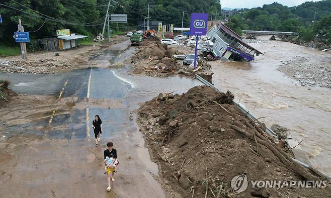 대피하는 관광객 (가평=연합뉴스) 이진욱 기자 = 20일 경기 가평군에서 집중호우로 편의점 건물이 무너져 내린 가운데 관광객들이 대피하고 있다. 2025.7.20 cityboy@yna.co.kr