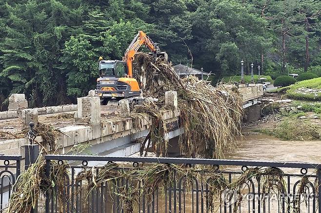 물폭탄 쏟아진 가평 (가평=연합뉴스) 심민규 기자 = 20일 오후 경기도 가평군 조종면에서 새벽 시간에 쏟아진 폭우로 다리가 파손되어 있다. 2025.7.20 wildboar@yna.co.kr