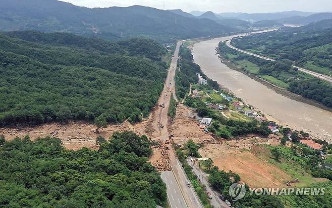 산청, 산사태·폭우 피해 도로 복구 작업 (산청=연합뉴스) 김동민 기자 = 20일 오전 경남 산청군 신안면 산청대로 구간에 전날 발생한 호우·산사태로 토사가 쏟아져 복구 작업이 진행 중이다. 2025.7.20 image@yna.co.kr